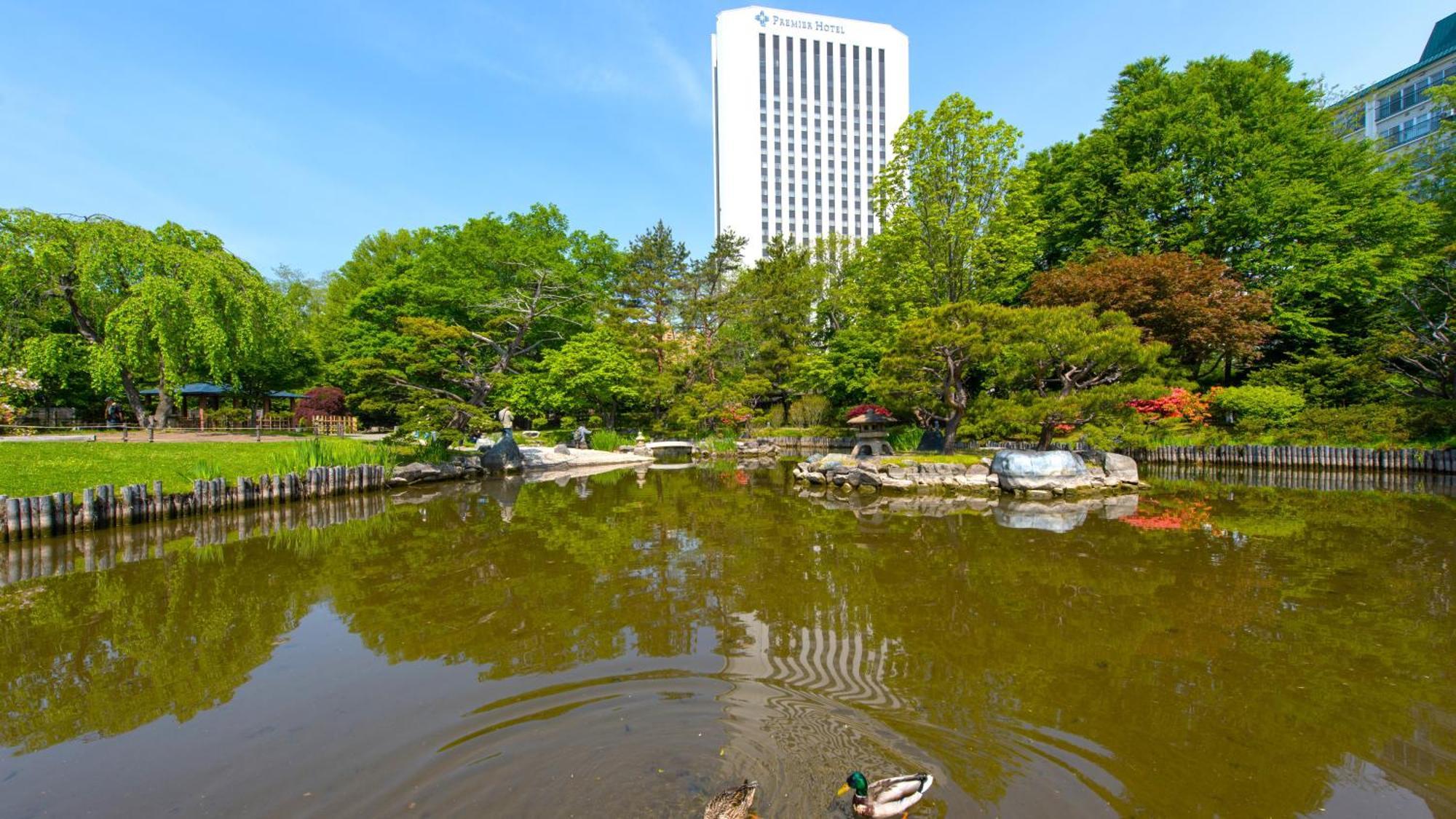 Premier Hotel Nakajima Park Szapporo Kültér fotó The duck pond at the center of the park