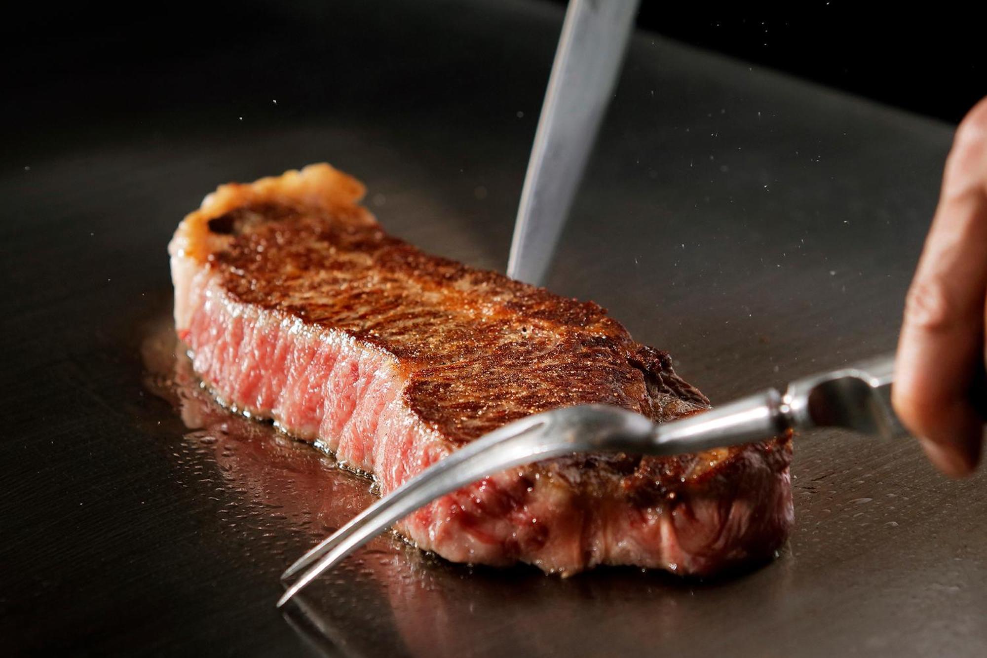 Premier Hotel Nakajima Park Szapporo Kültér fotó A steak being seared